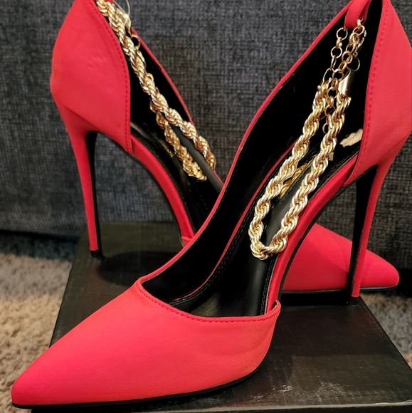 Beautiful red heels with gold ankle accent - Picture 1 of 4